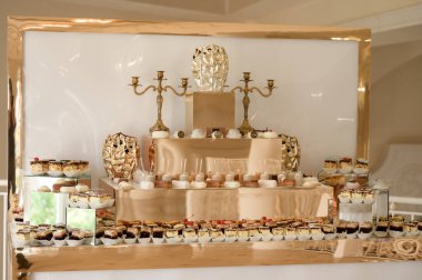 Çeşitli tatlılar, kutlamalar, yüksek kalorili yiyecekler, bayramlar için tatlılar, dilimlenmiş pastalar..