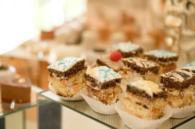 Çeşitli tatlılar, kutlamalar, yüksek kalorili yiyecekler, bayramlar için tatlılar, dilimlenmiş pastalar..