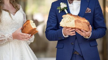 Düğünde ekmek kırmak Ukrayna geleneği, Gelinler ellerinde ekmekle ayakta duruyor, Ukrayna düğünü.