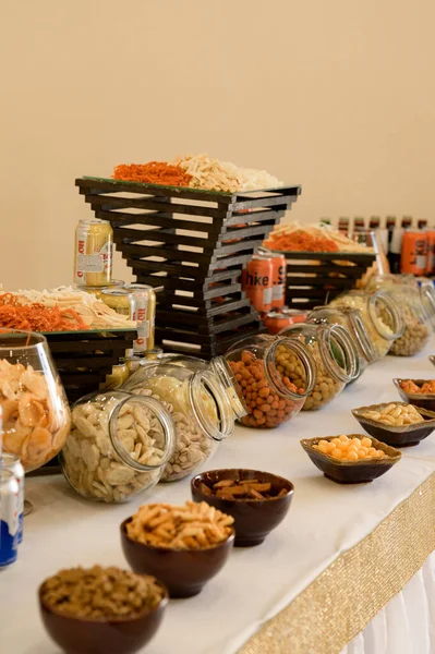 Snacks Con Salchichas Queso Manteca Cerdo Varias Salsas Una Boda —  Fotos de Stock