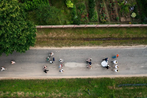 Die Menschen Gehen Auf Dem Zebrastreifen Von Oben Auf Die — Stockfoto
