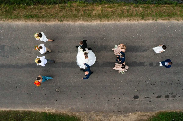 人々は非歩行者交差点を歩く 道路や人々のトップビュー 結婚式の散歩 — ストック写真
