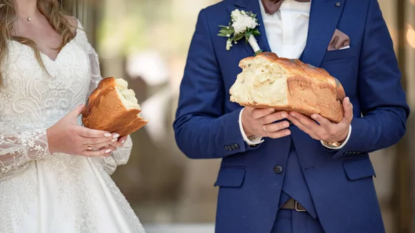 Düğünde ekmek kırmak Ukrayna geleneği, Gelinler ellerinde ekmekle ayakta duruyor, Ukrayna düğünü.