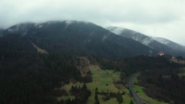 Drone flight over a mountain village in Synevirska Polyana. — Stockvideo