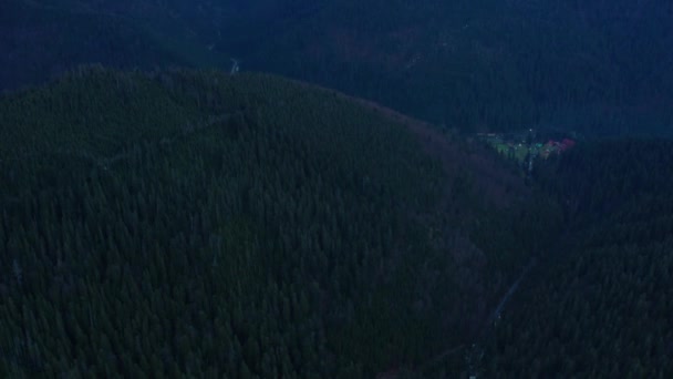 Vuelo en avión no tripulado sobre un pueblo de montaña en Synevirska Polyana. — Vídeos de Stock