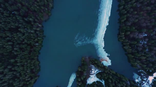 Blick auf den Synevyr-See von oben, den zugefrorenen See im zeitigen Frühling, den mystischen Stausee Kapratska. — Stockvideo