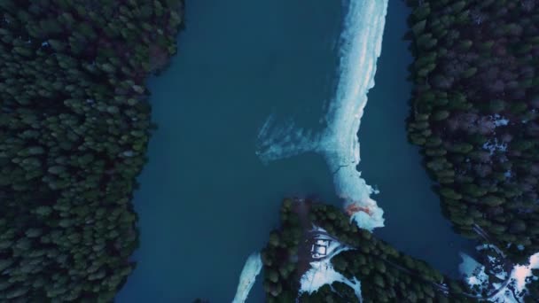 View of Lake Synevyr from above, the frozen lake in early spring, the mystical Kapratska reservoir. — Vídeo de Stock