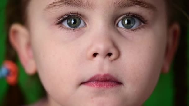 这孩子眨了眨眼，拍了个特写，眼睑上长着孩子们的睫毛. — 图库视频影像