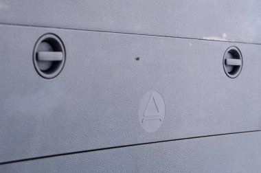 Mavi araba acil durum kompartımanı, bagajı ve parçaları..