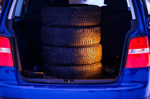 Juego Neumáticos Todas Las Estaciones Maletero Del Coche Cuatro Neumáticos —  Fotos de Stock