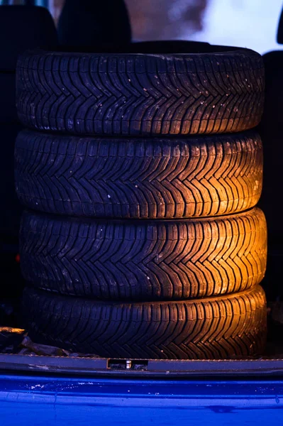 자동차 트렁크에 사용되는 타이어 타이어 구성된 — 스톡 사진