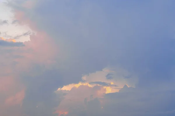 Molnig Himmel Före Regnet Sommardag Kvällsregn — Stockfoto