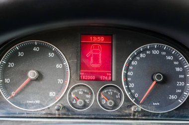 Dolyna, Ukrayna 22 Aralık 2021: Volkswagen Touran ön panel, üretim yılı 2006, mavi Touran.