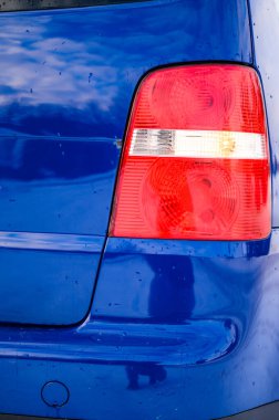 Arabanın farları ışık, mavi araba, arka farları da dahil olmak üzere kapalı..