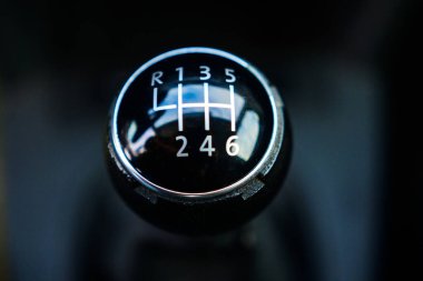 Altı vitesli bir araba. Mekanik dişli kolu kapat.