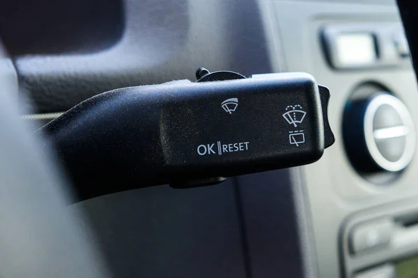车载计算机按钮的特写和新车刮水器的功率 — 图库照片