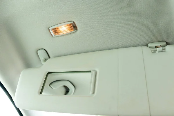 Αντιηλιακό Για Εσωτερικό Του Αυτοκινήτου Νέο Συρόμενο Καθρέφτη Και Φωτισμό — Φωτογραφία Αρχείου