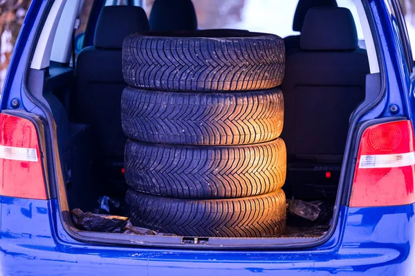자동차 트렁크에 타이어 타이어 바퀴에 노란색 — 스톡 사진