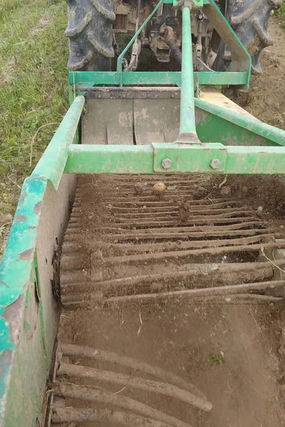 Tracteur Avec Équipement Vibrant Pour Récolte Des Pommes Terre Déchire — Photo