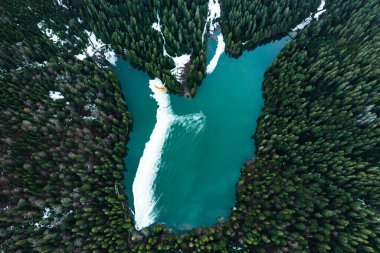 Ukrayna 'nın Karpatlar' ındaki Synevyr Gölü, bir İHA 'dan alındı. Göl, Karpatlar' daki ilk bahar mevsiminde yukarıdaki göl manzarası..