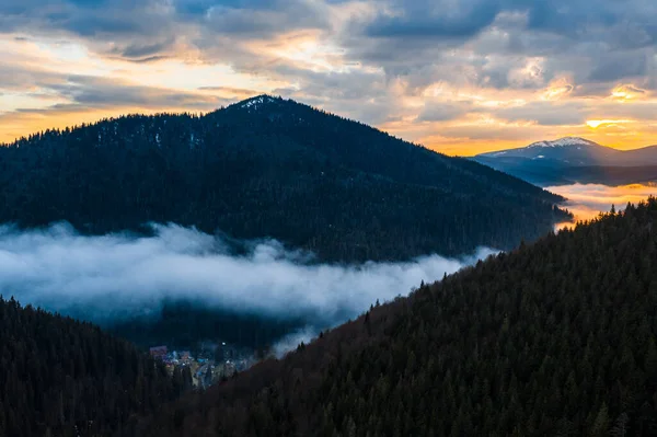 Autentický Úsvit Karpat Národní Park Synevyrská Polyana Mlha Horách Mraky — Stock fotografie