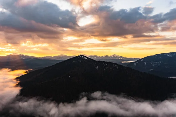 Synevyrska Polyana Doğal Parkı Ndaki Karpatların Panoraması Karlı Sabah Sisli — Stok fotoğraf