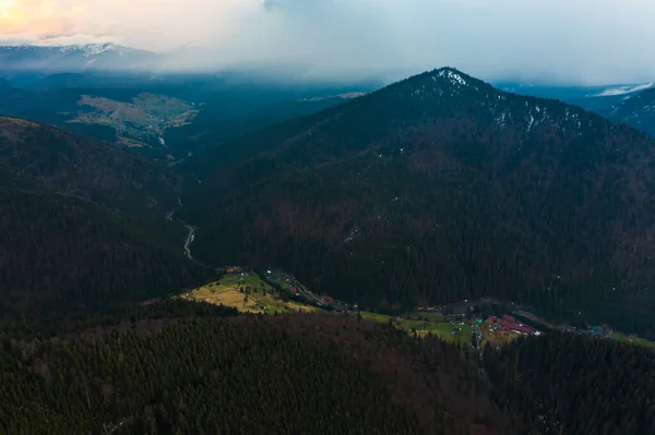 Dağlarda Sabah Sisi Dağlarda Ormanlarda Gün Doğumunda Resim Gibi Manzaralar — Stok fotoğraf