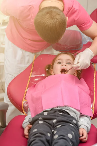 Der Zahnarzt Untersucht Die Babyzähne Des Babys Die Behandlung Der — Stockfoto