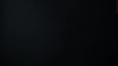 Avro banknotlarına doğru yavaş akış para akışı arka plan, kara fon üzerinde sonsuz akış.