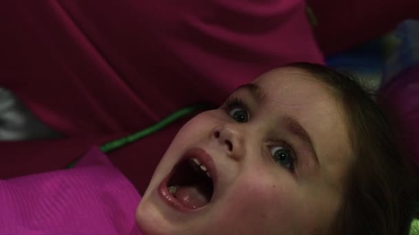 Fetiță Dentist Recepție Examinarea Dinților Foioase Pentru Prezența Sau Absența — Videoclip de stoc