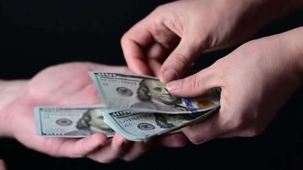 Száz dollárosokat számolva, az üzletemberek pénzt számolnak, pénzt fekete alapon.. — Stock videók