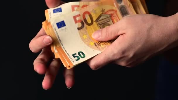 Una donna conta cinquanta banconote in euro, la moneta europea di mercato. — Video Stock