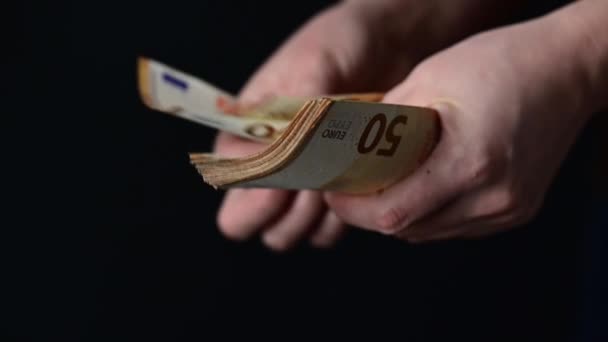 Una mujer cuenta cincuenta billetes en euros, la moneda del mercado europeo. — Vídeo de stock