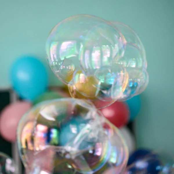 Animatoren Creëren Een Feestelijke Vrolijke Sfeer Met Behulp Van Zeepbellen — Stockfoto