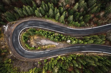 Resimli dağlar ve yılan yolları, orman ve yol, dik yollar, dağlardaki yollar, yukarıdan yol manzarası.