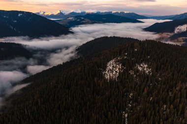 Dağların üzerindeki bulutlu gökyüzü, ormanların üzerindeki yağmurlu bahar bulutları ve dağların tepeleri, dağlar arasındaki sis.