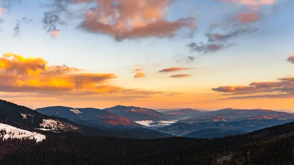 Ranní Opar Horách Malebná Krajina Při Východu Slunce Horách Lesích — Stock fotografie