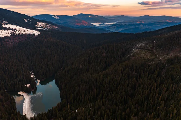 Vista Superior Lago Synevyr Lago Montanha Dos Cárpatos Panorama Montanhas — Fotografia de Stock