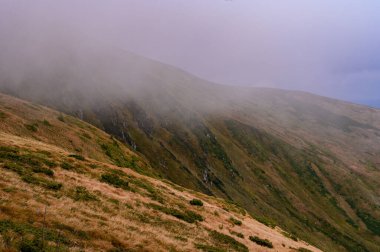 Gün doğumunda dağlarda sabah sisi sabah dağları, dağlarda sis..