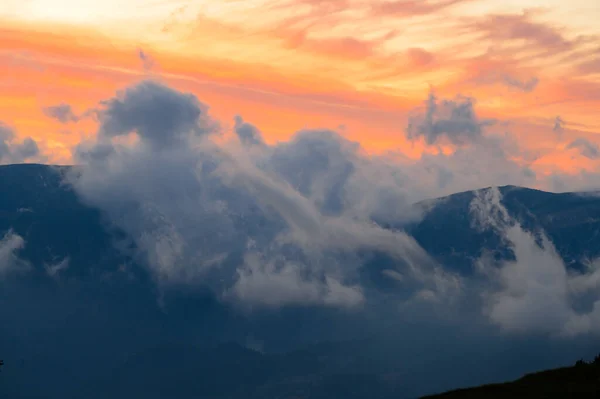 Ranní Mlha Horách Při Východu Slunce Dýchání Ranních Hor Mlha — Stock fotografie