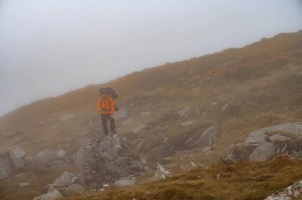 Homme Avec Sac Dos Pour Une Randonnée Monte Sommet Montagne — Photo