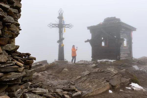 ペトロス山の頂上 キリスト教徒の十字架と山の上の不活性礼拝堂 霧と雪の中の山の頂上 — ストック写真