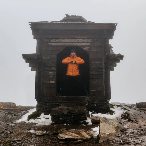 Bir Adam Petros Dağı Nın Tepesinde Parlak Elbiseli Bir Turist — Stok fotoğraf