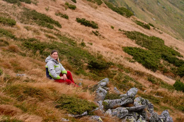 カルパティアハイキングコース 女性観光客はカルパチアの風景を賞賛 山の中で秋の時間 Chornohirskyy尾根 — ストック写真