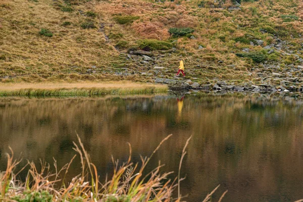 Ondas Luz Lago Nesamovite Reflexo Uma Mulher Água Uma Menina — Fotografia de Stock