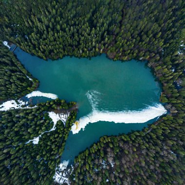 Ukrayna 'nın Karpatlar' ındaki Synevyr Gölü, bir İHA 'dan alındı. Göl, Karpatlar' daki ilk bahar mevsiminde yukarıdaki göl manzarası..