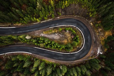 Resimli dağlar ve yılan yolları, orman ve yol, dik yollar, dağlardaki yollar, yukarıdan yol manzarası.