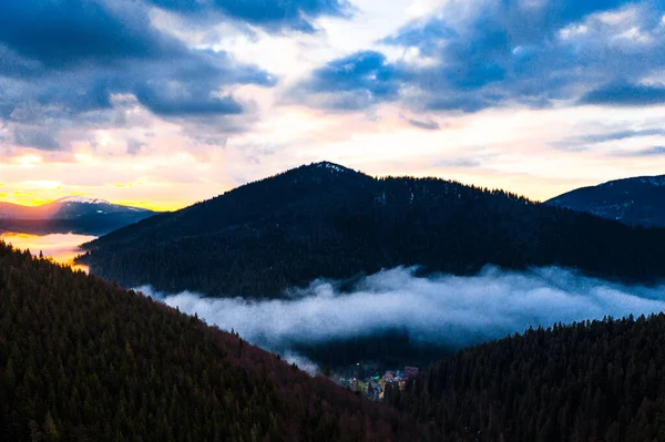 カルパチアの本格的な夜明け Synevyrskaポリアナ国立公園 山の霧 山のふもとの雲 — ストック写真