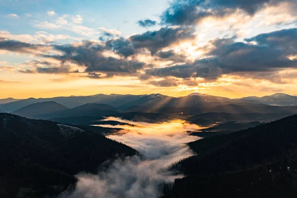 Synevyrska Polyana Doğal Parkı Ndaki Karpatların Panoraması Karlı Sabah Sisli — Stok fotoğraf