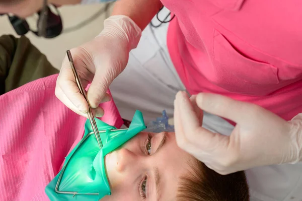 Diş Hekimi Çocuğun Dişini Plastik Baraj Kullanarak Tedavi Eder Doktor — Stok fotoğraf